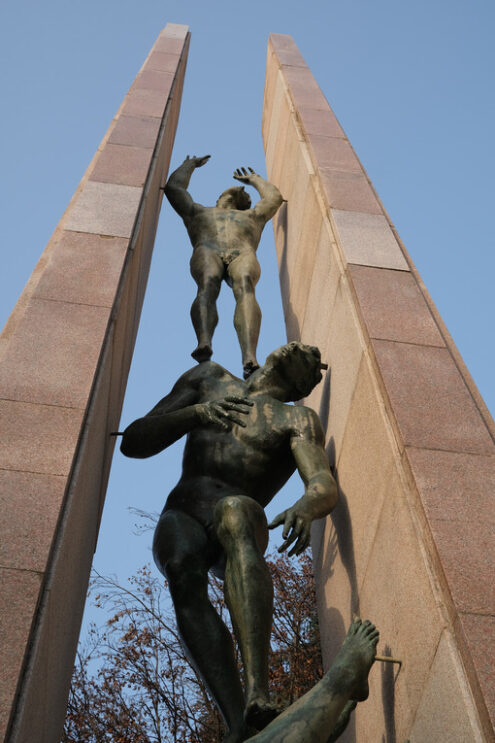 Monumento ai caduti Busto Arsizio. Monument to the fallen for the homeland of Busto Arsizio. The work was created by the artist Enrico Manfrini. - MyVideoimage.com | Foto stock & Video footage