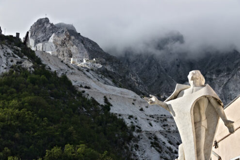 Monumento al cavatore di marmo. Marble quarries in Colonnata and monument to the quarryman.  The town is famous for the lardo di Colonnata and for the extraction of the white Carrara marble. Colonnata, Carrara, Tuscany, Italy. - MyVideoimage.com | Foto stock & Video footage