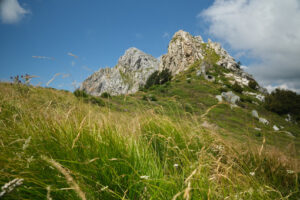 Mountain meadow. Clouds on top of a mountain in the Apuan Alps in Tuscany. Stock photos. - MyVideoimage.com | Foto stock & Video footage