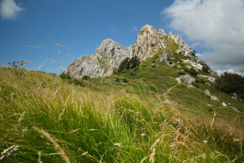 Mountain meadow. Clouds on top of a mountain in the Apuan Alps in Tuscany. Stock photos. - MyVideoimage.com | Foto stock & Video footage