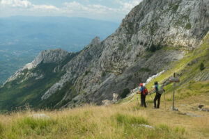 Mountain path on the Alpi Apuane. People on the trail on top of a mountain in the Apuan Alps in Tuscany. Stock photos. - MyVideoimage.com | Foto stock & Video footage