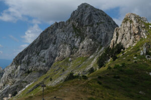 Mountain path on the Alpi Apuane. Trail on the top of a mountain in the Apuan Alps in Tuscany. Stock photos. - MyVideoimage.com | Foto stock & Video footage