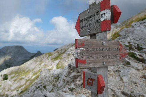 Mountains signpost. Signposts indicating a mountain path in the Apuan Alps. Stock photos. - MyVideoimage.com | Foto stock & Video footage