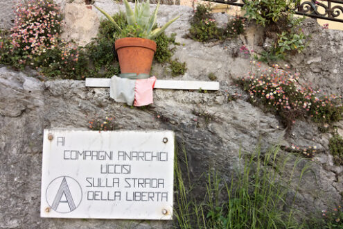 Movimento anarchico. Targa commemorativa. Colonnata. A plaque of the anarchist movement recalling the mart - MyVideoimage.com | Foto stock & Video footage