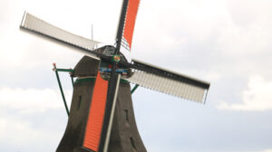 Mulini a vento olandesi. Windmills of Zaanse Schans, near Amsterdam. The structures were - MyVideoimage.com | Foto stock & Video footage