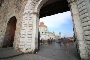 Mura di Pisa. Piazza dei Miracoli di Pisa vista da una porta delle mura della città. - MyVideoimage.com | Foto stock & Video footage