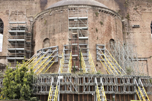 Mura romane in restauro. Rome. Scaffolding to support ancient Roman walls. - MyVideoimage.com | Foto stock & Video footage