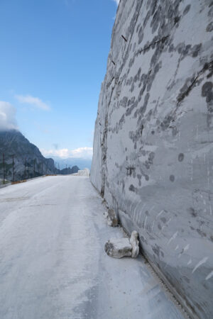 Muro in marmo. White marble quarries on the Apuan Alps in Tuscany. Foto stock royalty free. - MyVideoimage.com | Foto stock & Video footage