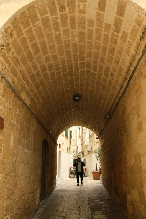 Narrow barrel-vaulted street in the historic center of the city of Bari. Walking person. - MyVideoimage.com | Foto stock & Video footage