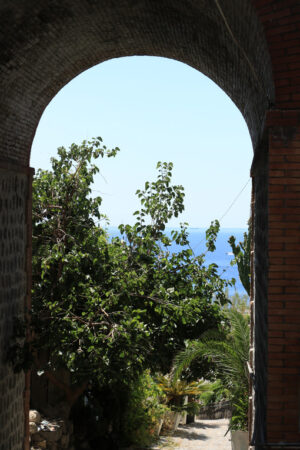 Narrow pedestrian street with white painted wall in southern Ita - MyVideoimage.com