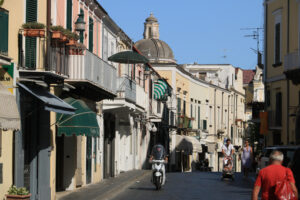 Narrow street of the small village of Ischia Ponte. Foto Ischia photos.