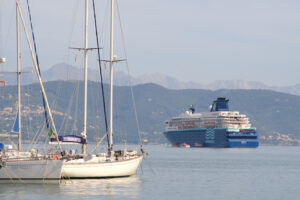 Nave da crociera a Portovenere. In primo piano le barche a vela ormeggiate al porto, nei pressi delle Cinque Terre. - MyVideoimage.com | Foto stock & Video footage