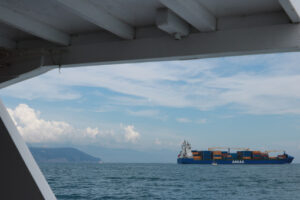 Nave porta container lascia il porto di La Spezia. - MyVideoimage.com | Foto stock & Video footage