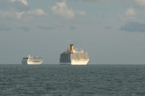 Navi da crociera in rada. Cruise ships anchored near the coast in the Gulf of La Spezia. Foto stock royalty free. - MyVideoimage.com | Foto stock & Video footage