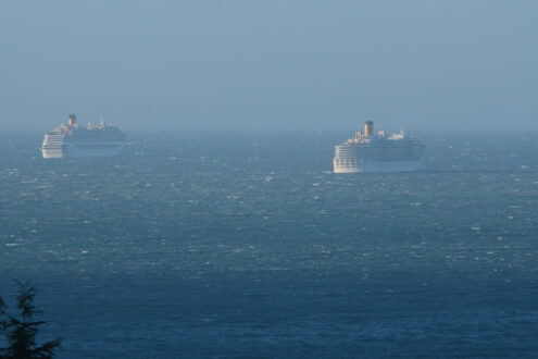 Navi da crociera. Cruise ship coast in the stormy sea. Foto stock royalty free. - MyVideoimage.com | Foto stock & Video footage