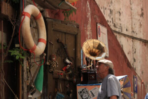 Negozio di antiquariato. Antique shop in the village of Procida, near Naples. An ancient - MyVideoimage.com | Foto stock & Video footage