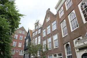 Neighborhood in Amsterdam. Begijnhof, the courtyard of the Beguines. In the city center a n - MyVideoimage.com | Foto stock & Video footage