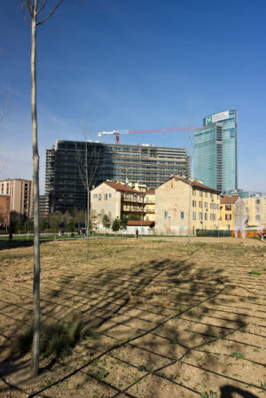 Neighborhood under construction. Milan. Ancient farmhouses and new tree planting - MyVideoimage.com | Foto stock & Video footage