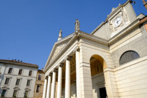 Neoclassical temple facade with marble columns. - MyVideoimage.com | Foto stock & Video footage