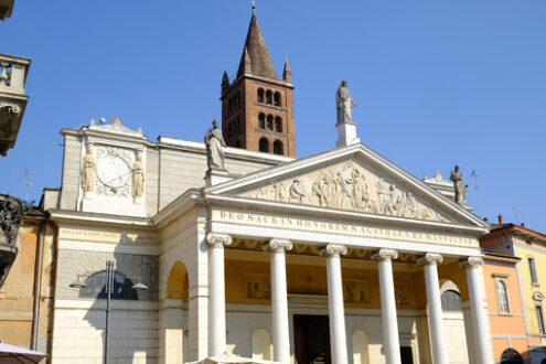 Neoclassical temple facade with marble columns. - MyVideoimage.com | Foto stock & Video footage