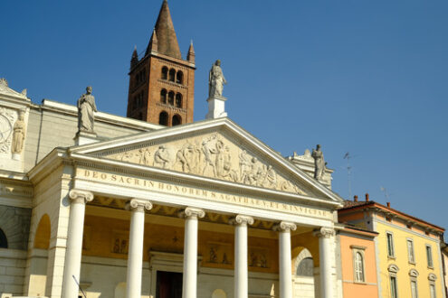 Neoclassical temple facade with marble columns. - MyVideoimage.com | Foto stock & Video footage