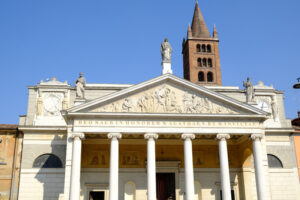 Neoclassico. Neoclassical temple facade with marble columns. Foto stock royalty free. - MyVideoimage.com | Foto stock & Video footage