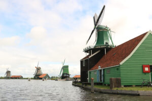 Netherlands Windmills. Windmills of Zaanse Schans, near Amsterdam. The structures were - MyVideoimage.com | Foto stock & Video footage