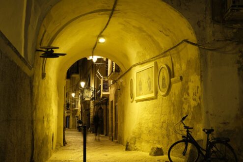 Night walk in a street of the Mediterranean city of Bari.Allley under an arch and vault. - MyVideoimage.com | Foto stock & Video footage