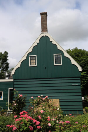 Northern European home. Wooden and brick house in northern Europe. In the foreground gar - MyVideoimage.com | Foto stock & Video footage