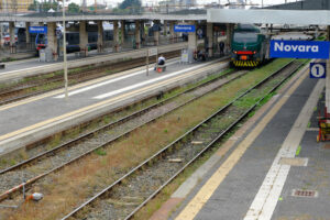 Novara station. Railroad tracks and train at Novara station. Stock photos. - MyVideoimage.com | Foto stock & Video footage