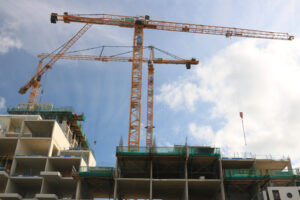 Numerous cranes for lifting materials on a construction site. Co - MyVideoimage.com