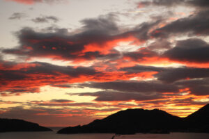 Nuvole rosse al tramonto. Cielo con le nuvole rosse illuminate dalla luce del tramonto. - MyVideoimage.com | Foto stock & Video footage