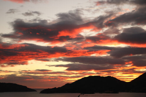 Nuvole rosse al tramonto. Cielo con le nuvole rosse illuminate dalla luce del tramonto. - MyVideoimage.com | Foto stock & Video footage