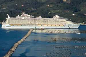 Oasis of the Seas cruise ship in the Mediterranean Sea in La Spezia. Foto navi. Ships photo.