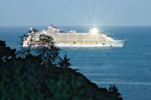 Oasis of the Seas cruise ship in the Mediterranean Sea in La Spezia. Navi - LEphotoart.com