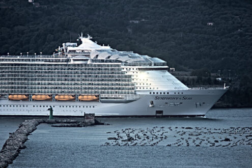 Oasis of the Seas cruise ship in the Mediterranean Sea in La Spezia. The ship enters the port of the Gulf of La Spezia. Foto navi. Ships photo.