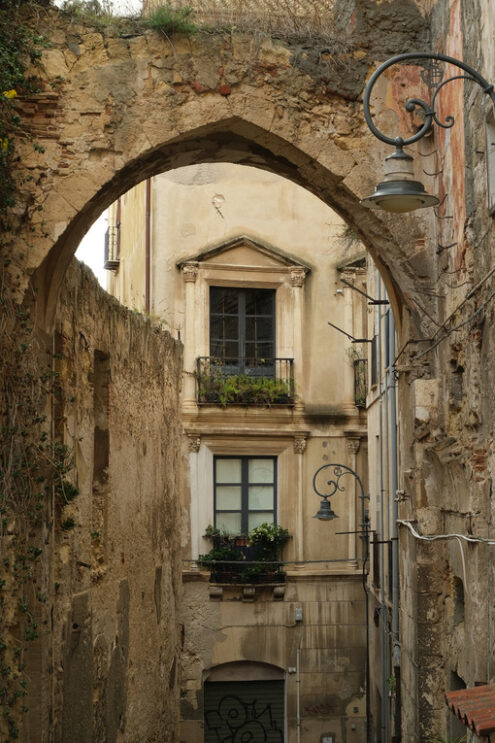 Old arch. Old street facade in Mediterranean country. Stock photos. - MyVideoimage.com | Foto stock & Video footage