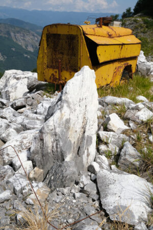 Old compressor. Environmental degradation in the mountains of Alta Versilia. Stock photos. - MyVideoimage.com | Foto stock & Video footage