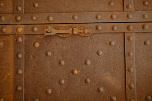 Old lock. Iron door with studs and lock. Stock photos. - MyVideoimage.com | Foto stock & Video footage