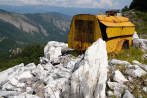 Old machinery. Environmental degradation in the mountains of Alta Versilia. Stock photos. - MyVideoimage.com | Foto stock & Video footage