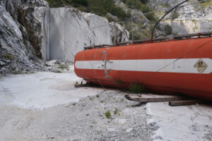 Old marble texture. Old fuel tank in a white marble quarry. Stock photos. - MyVideoimage.com | Foto stock & Video footage