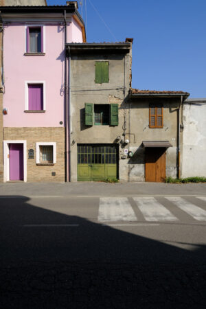 Old terraced houses along a street. Degraded facades of houses of different heights. - MyVideoimage.com | Foto stock & Video footage