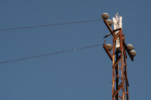 Old trellis. Old iron trellis with electric cables. - MyVideoimage.com | Foto stock & Video footage