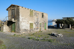 Old uninhabited house on the island of Palmaria near Portovenere and the Cinque Terre. - MyVideoimage.com | Foto stock & Video footage