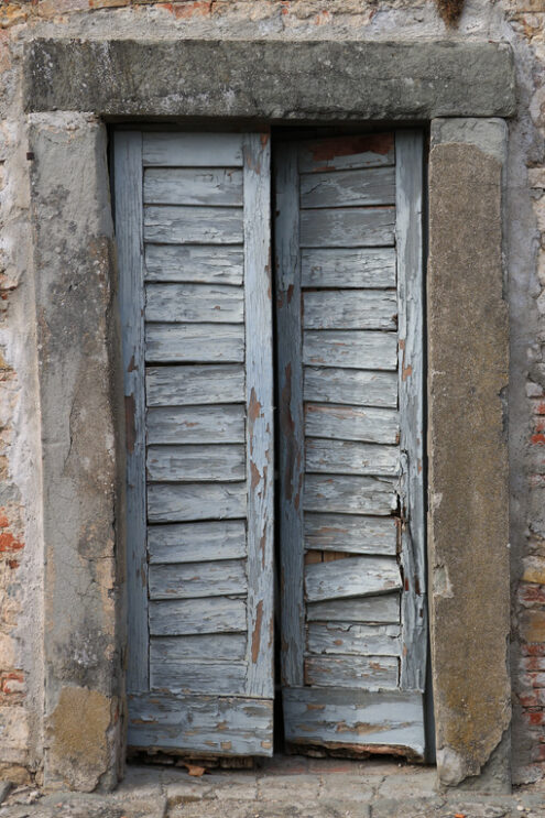 Old wooden door with cracked gray paint in a villa near Florence - MyVideoimage.com