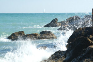 Onde sugli scogli. Sea waves crash on the cliff. Foto stock royalty free. - MyVideoimage.com | Foto stock & Video footage