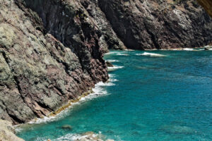 Onde sulla scogliera. Sea waves break on the rocks of the Ligurian mountain.  Foto sfondo mare. - MyVideoimage.com | Foto stock & Video footage