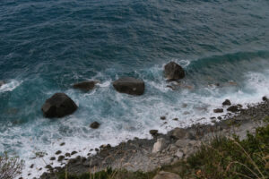 Onde sulla spiaggia. Onde del mare si frangono sulla spiaggia e sulle rocce vicino alle Cinque Terre. - MyVideoimage.com | Foto stock & Video footage