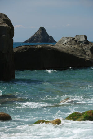 Onde sulle rocce. Onde del mare si infrangono sulla scogliera. Sullo fondo lo scoglio del Ferale nei pressi delle Cinque Terre. - MyVideoimage.com | Foto stock & Video footage