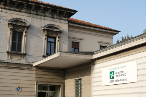 Ospedale Busto Arsizio. Busto Arsizio Hospital. Entrance building with the ASST of Valle Olona sign. - MyVideoimage.com | Foto stock & Video footage